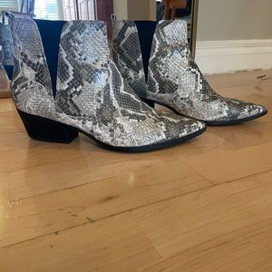 Nine West Snake Skin boots size 10. Black/white/grey